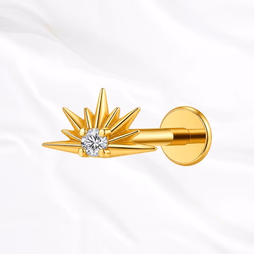 Piercing labret titane doré "le lever du soleil" motif soleil levant rayonnant avec cristal zirconium