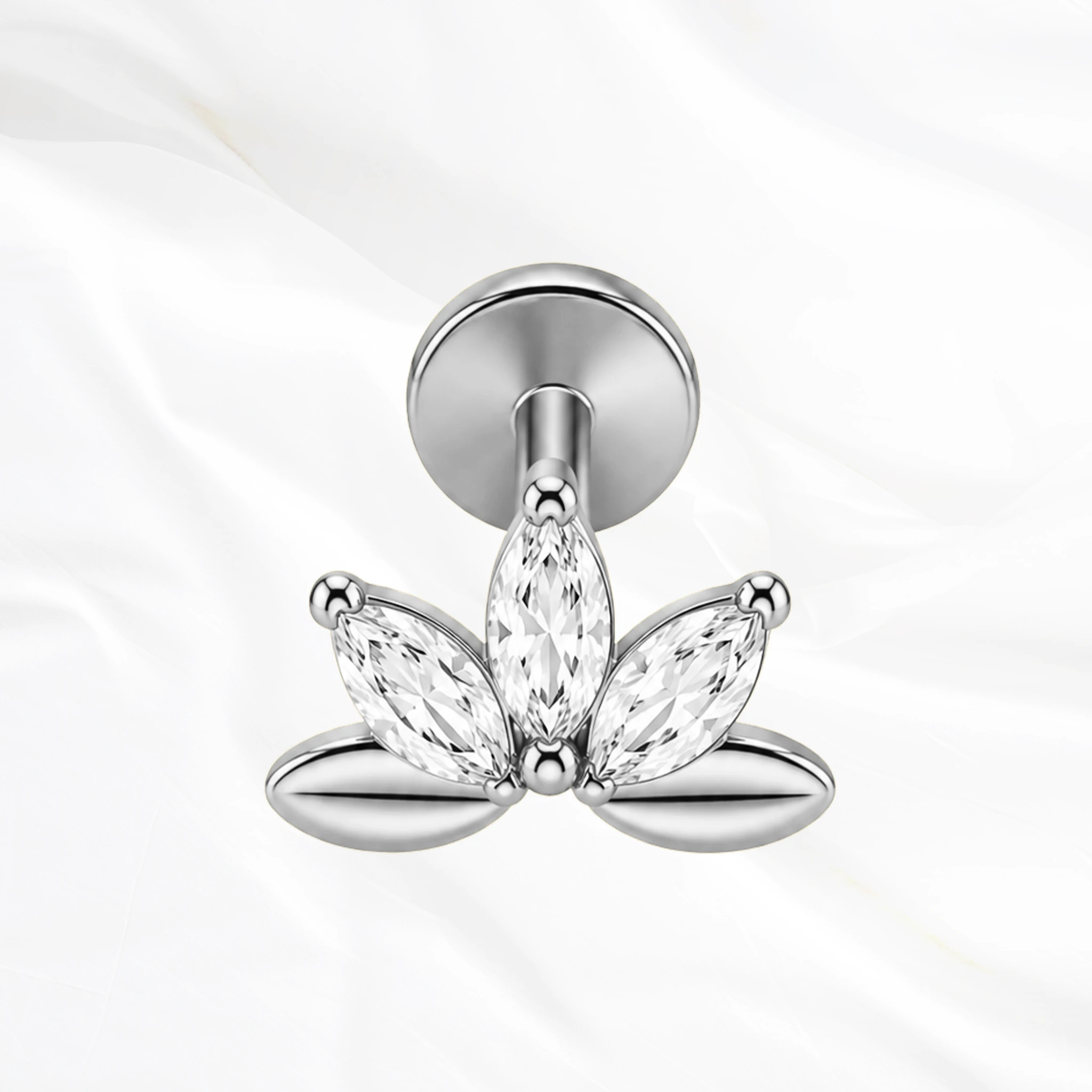 Labret push-in en titane argenté Le Lotus, trois zircons marquise dressés encadrés de deux pétales en titane plein
