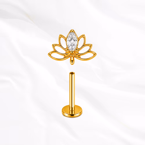 Piercing labret titane or "le lotus brillant", motif fleur de lotus avec gemme marquise claire, filetage interne, hypoallergénique.