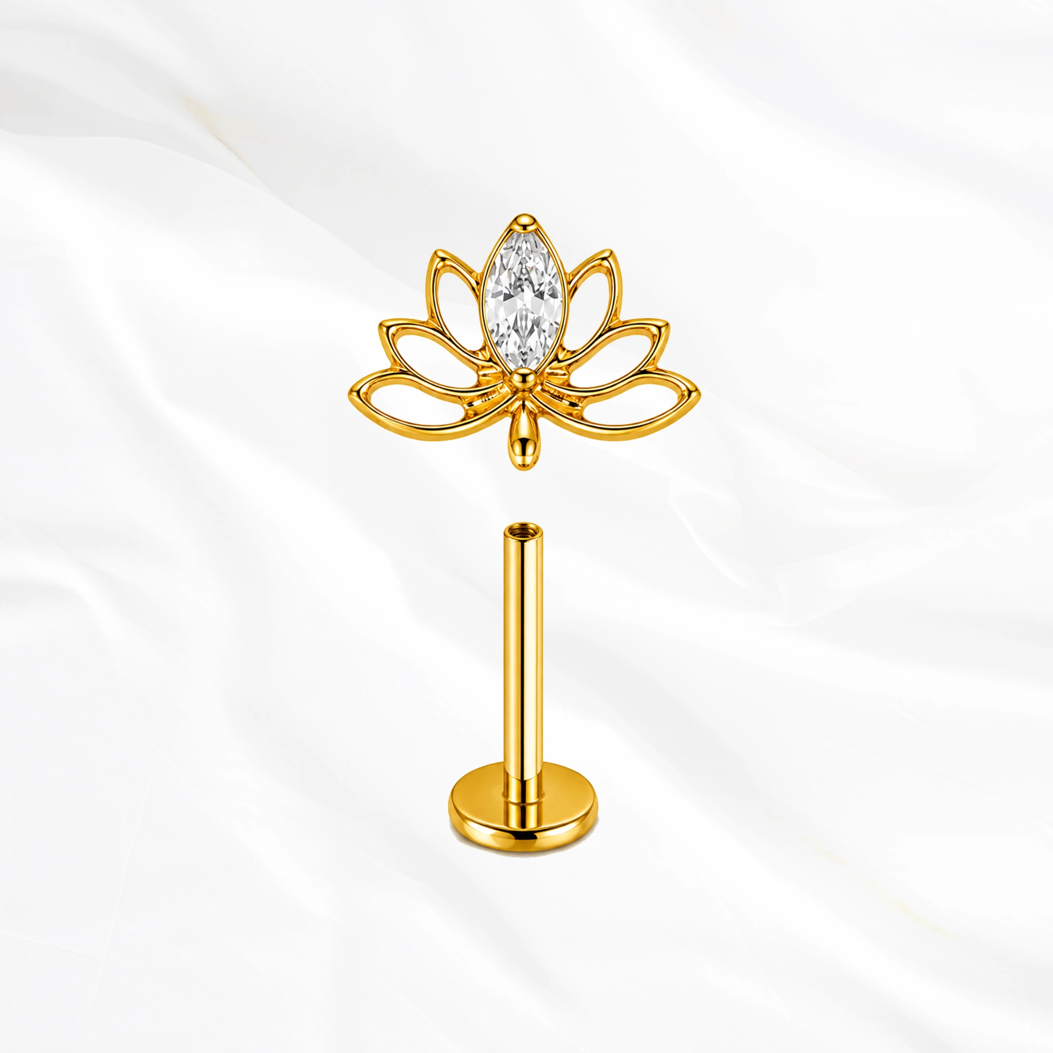 Piercing labret titane or "le lotus brillant", motif fleur de lotus avec gemme marquise claire, filetage interne, hypoallergénique.