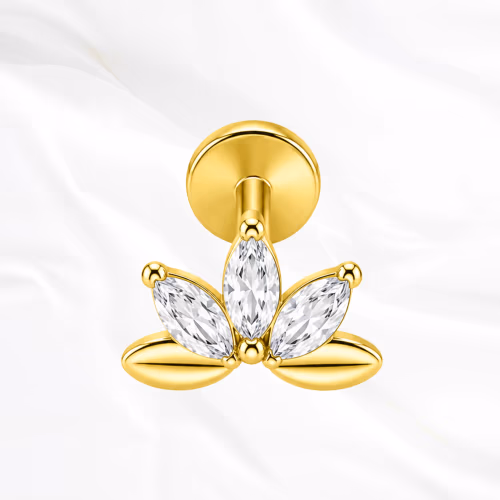 Labret push-in en titane doré Le Lotus, trois zircons marquise dressés encadrés de deux pétales en titane plein