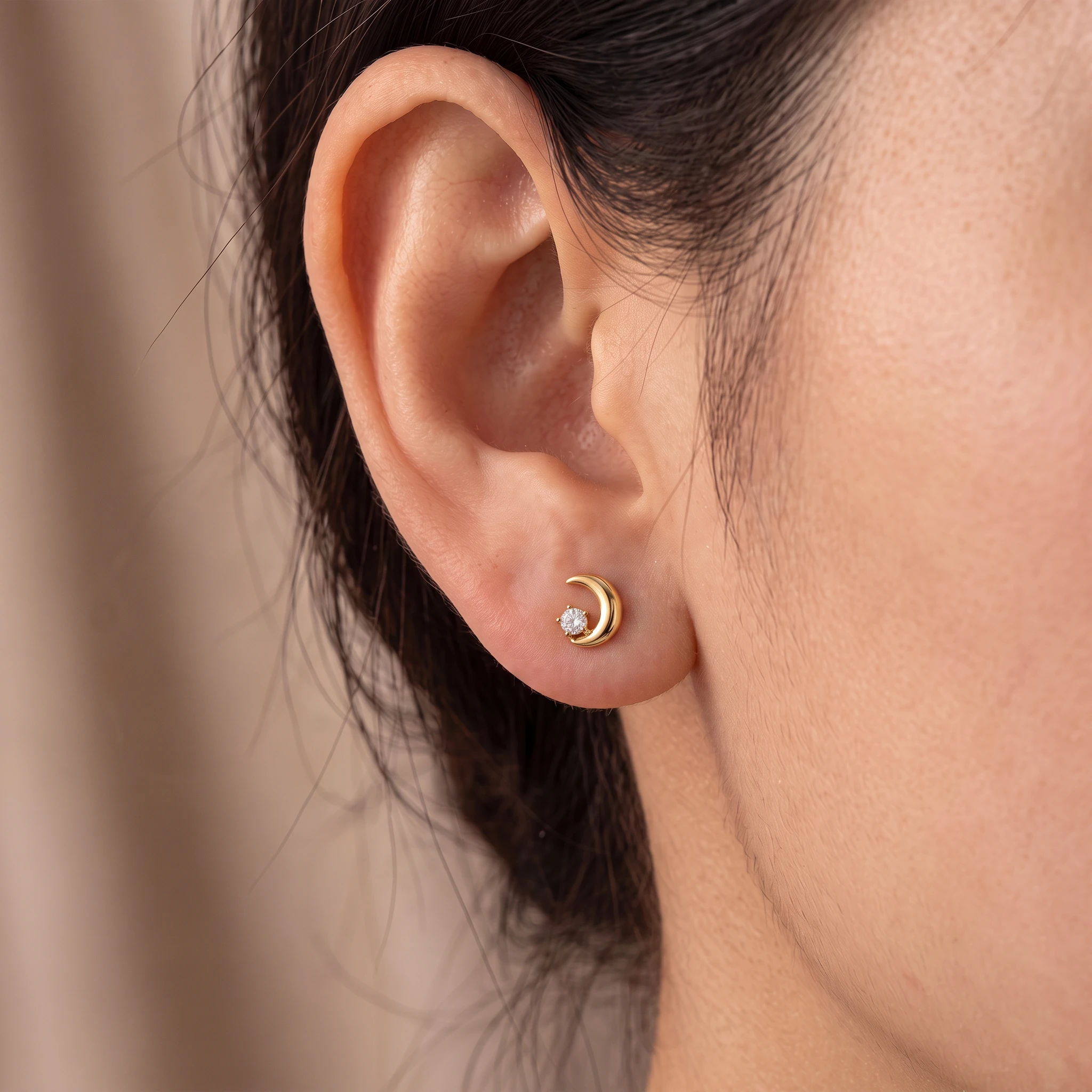 Piercing La Lune Étoilée en titane doré porté à l'oreille