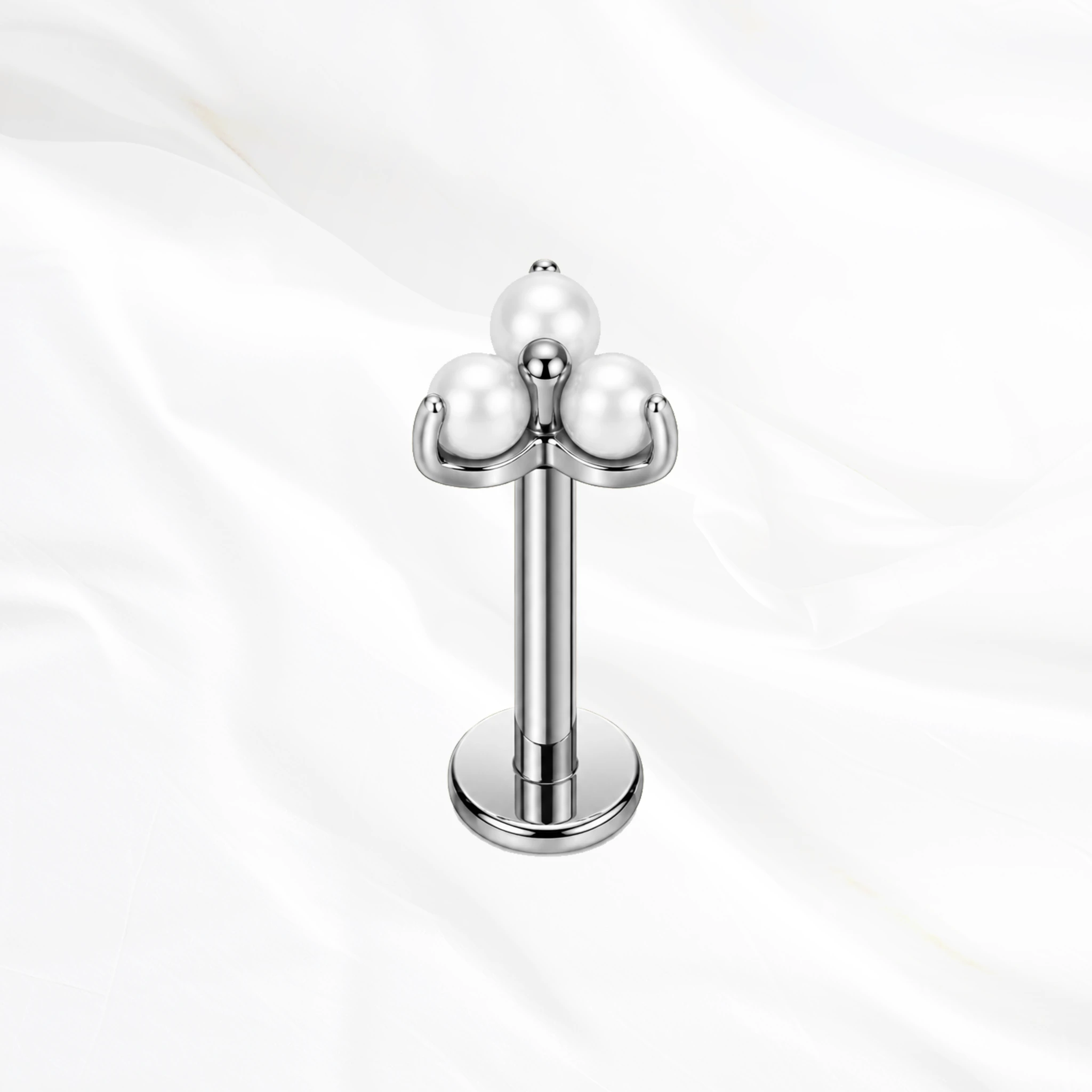 Labret en titane argenté La Marquise Opale, pierre en amande blanche et nacrée tenue par quatre griffes fines