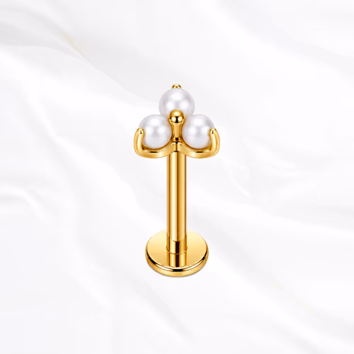 Labret en titane doré La Marquise Opale, pierre en amande blanche et nacrée tenue par quatre griffes fines