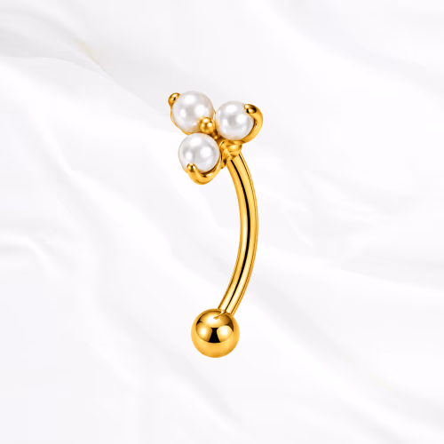 Piercing banane en titane doré "la triforce perlée courbée" orné d'un trio de perles blanches synthétiques