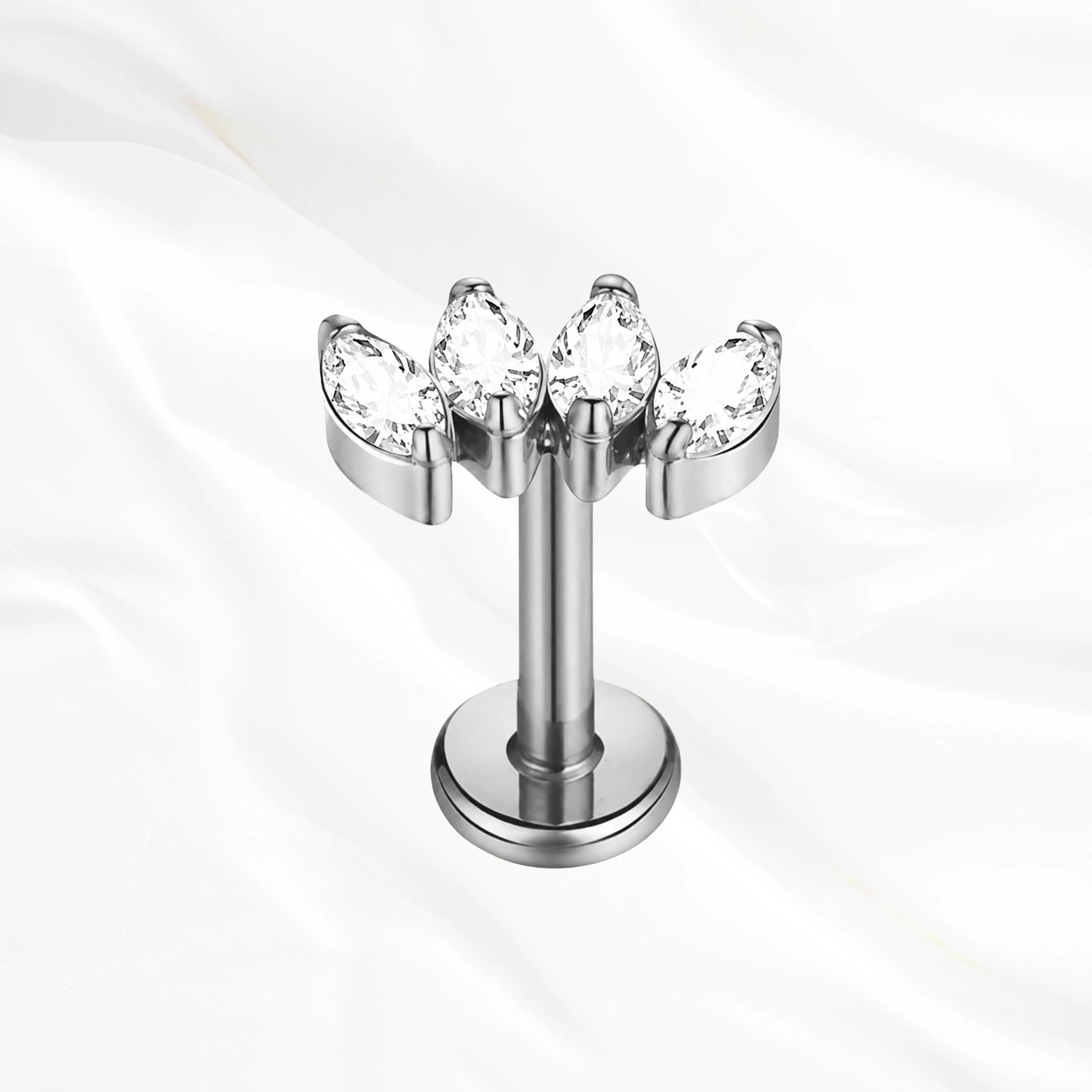 Labret en titane argenté La Marquise Royale, quatre zircons marquise alignés en couronne, pointes vers le haut et presque jointifs