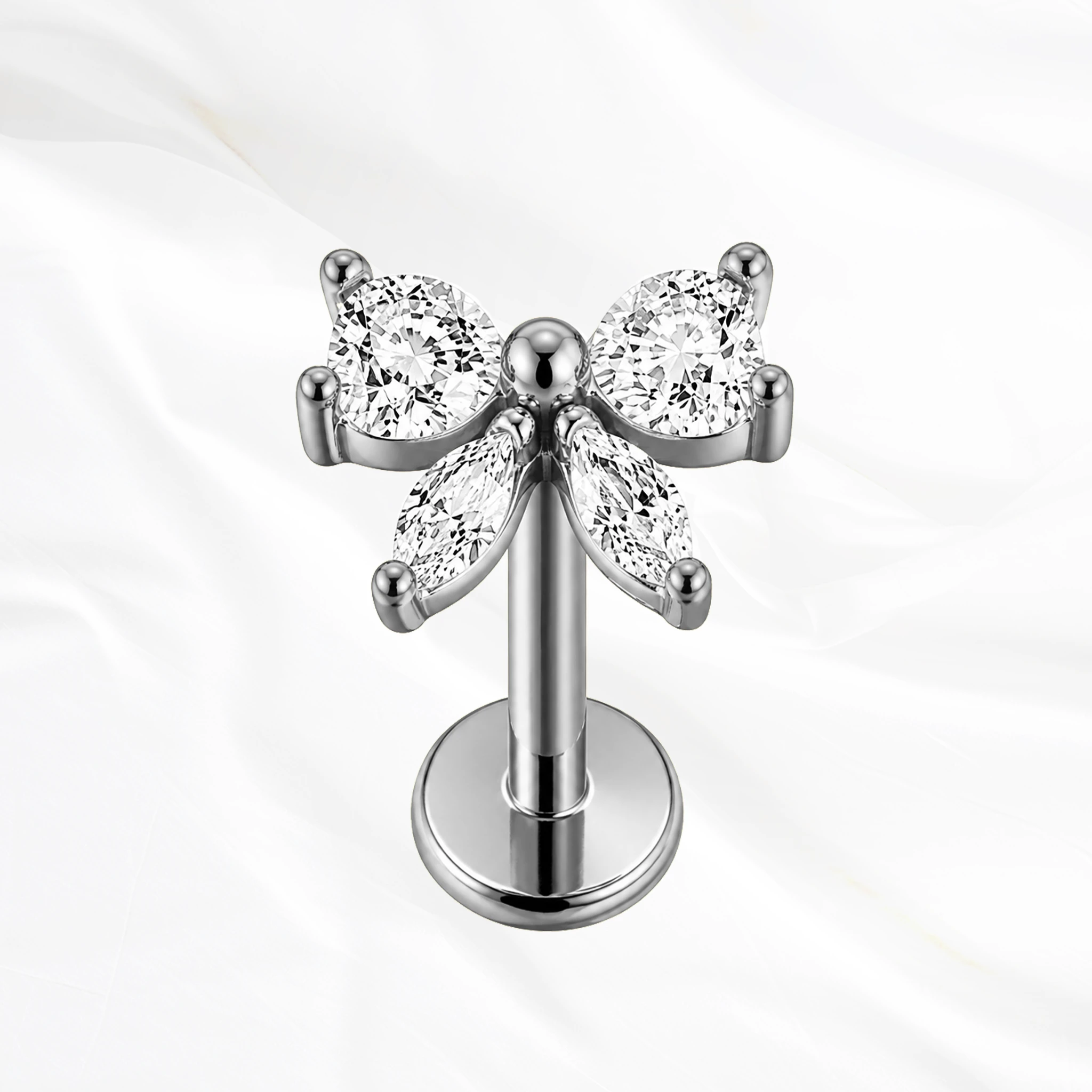 Labret push-in en titane argenté Le Petit Nœud Brillant, nœud papillon formé de quatre zircons sans métal apparent
