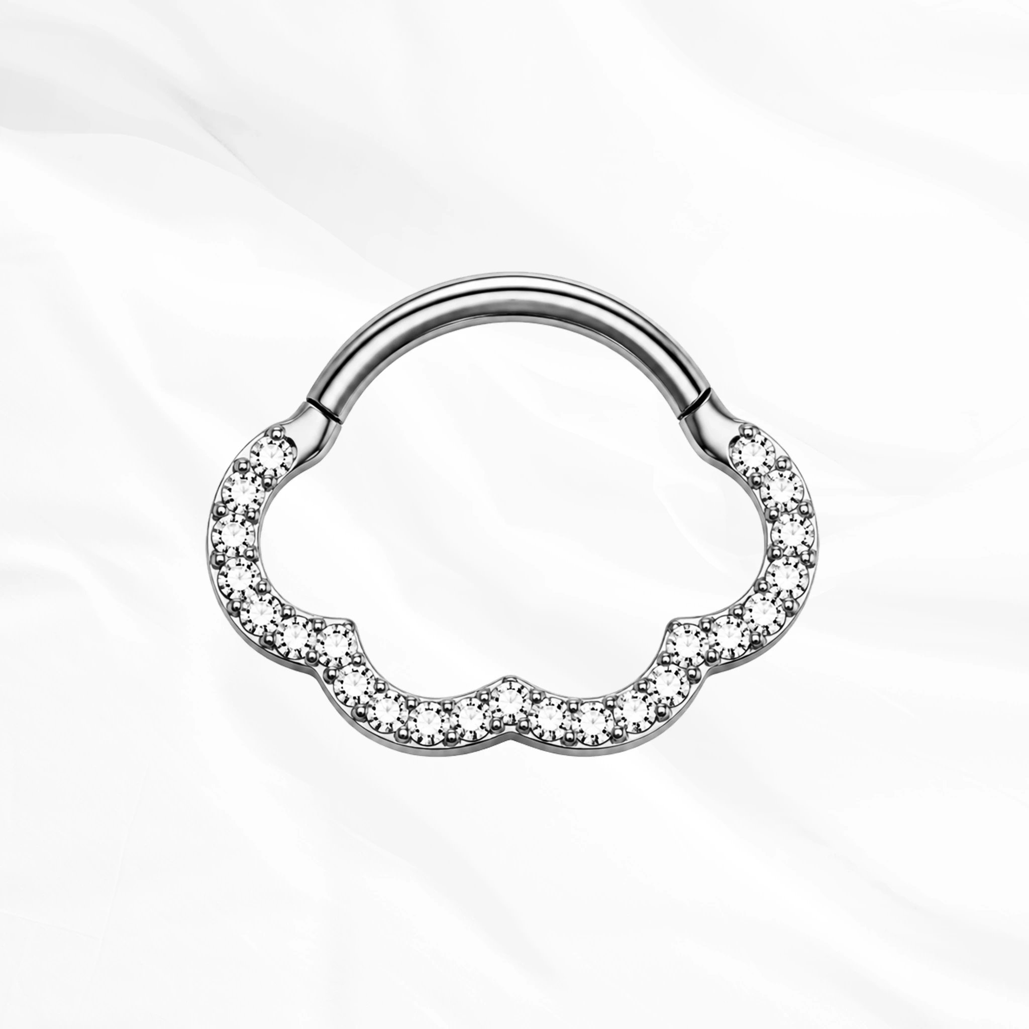 Anneau segment clipsable en titane argenté Le Nuage Brillant, contour ondulé en forme de nuage entièrement pavé de zircons
