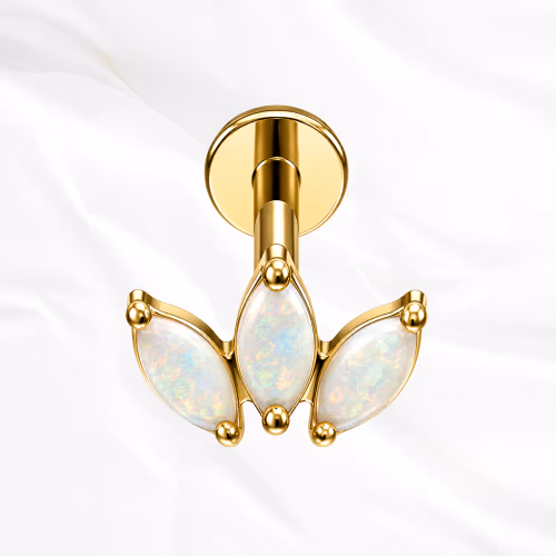 Labret en titane doré L'Opaline, trois pétales marquise en opale blanche