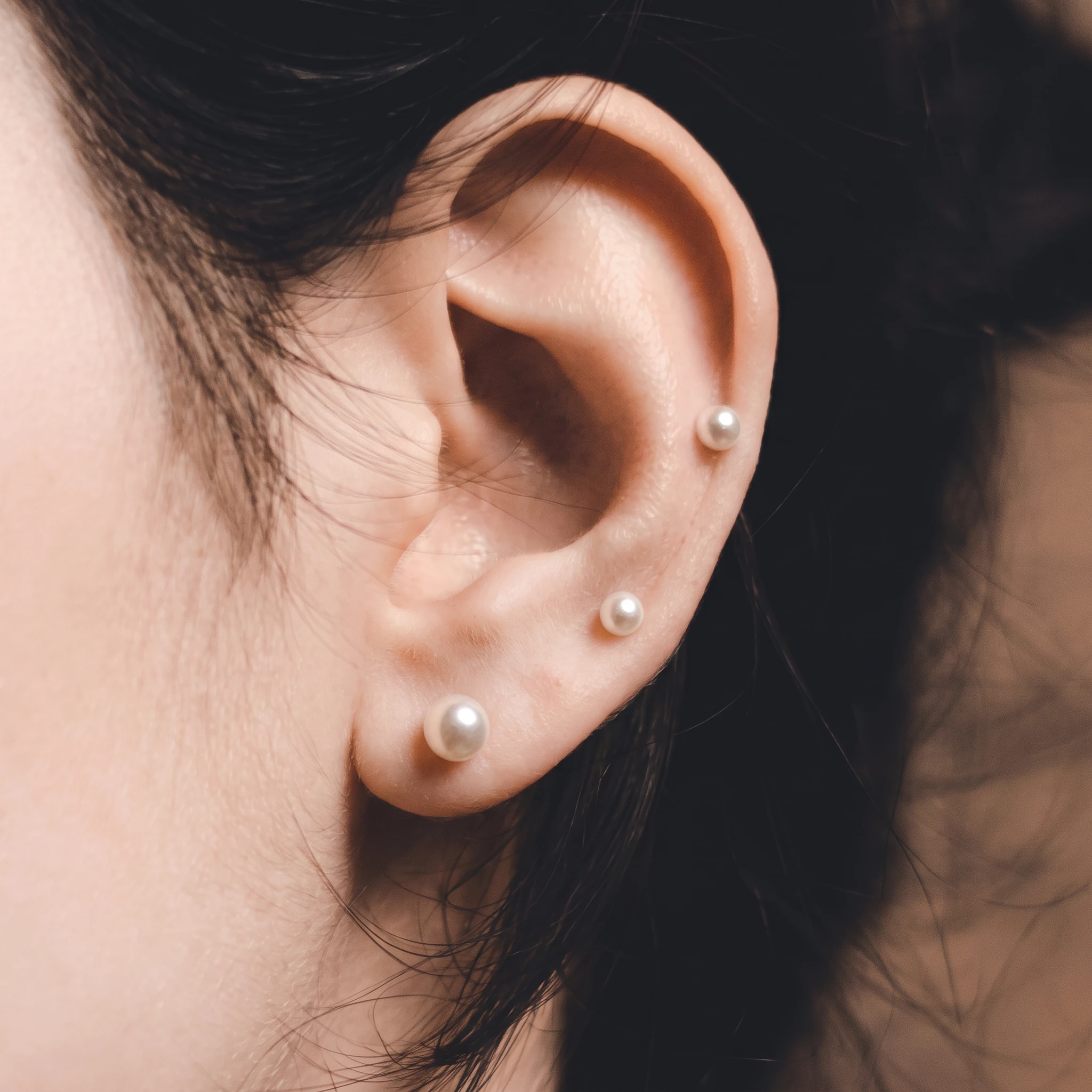 Piercing La Perle en titane argenté porté à l'oreille