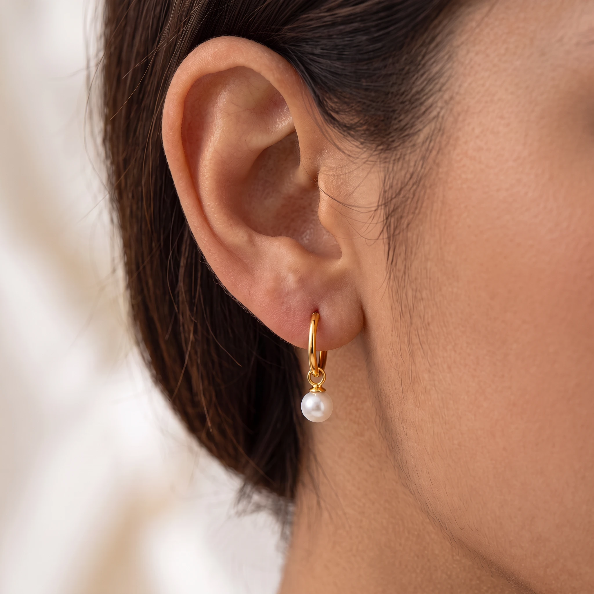 Anneau de lobe en titane doré La Perle Pendentif porté, perle blanche suspendue sous le lobe