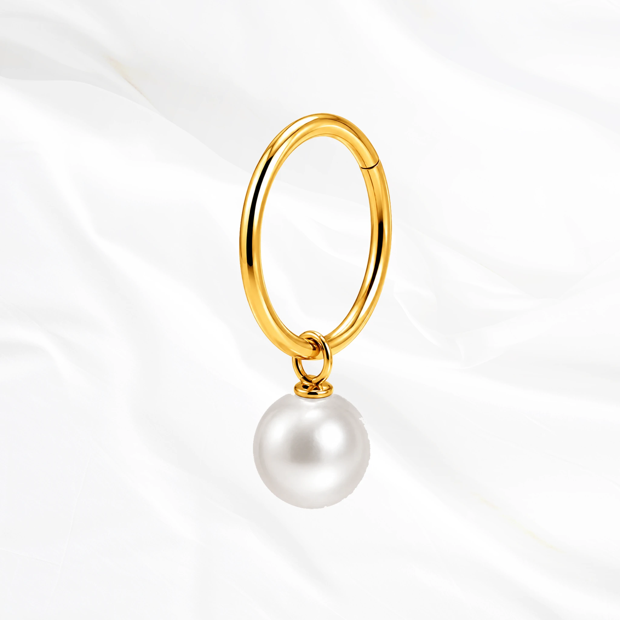 Anneau segment clipsable en titane doré La Perle Pendentif, perle d’imitation ronde et laiteuse suspendue sous l’anneau