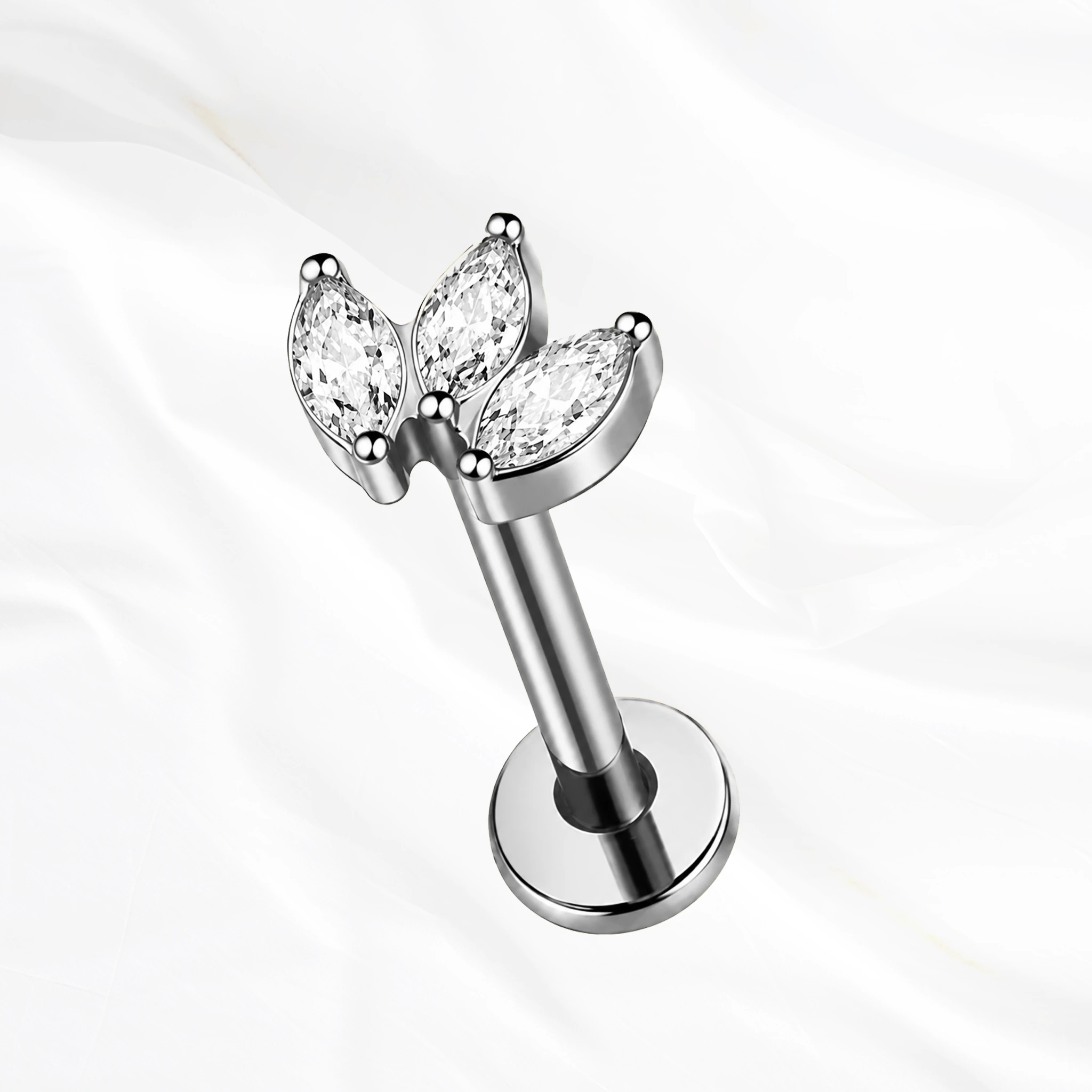 Labret en titane argenté La Petite Marquise, trois pétales lisses à la finition mate ouverts en éventail serré