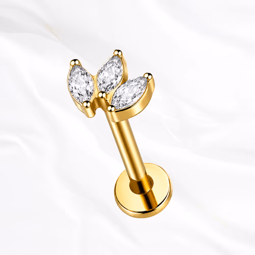 Labret en titane doré La Petite Marquise, trois pétales lisses à la finition mate ouverts en éventail serré