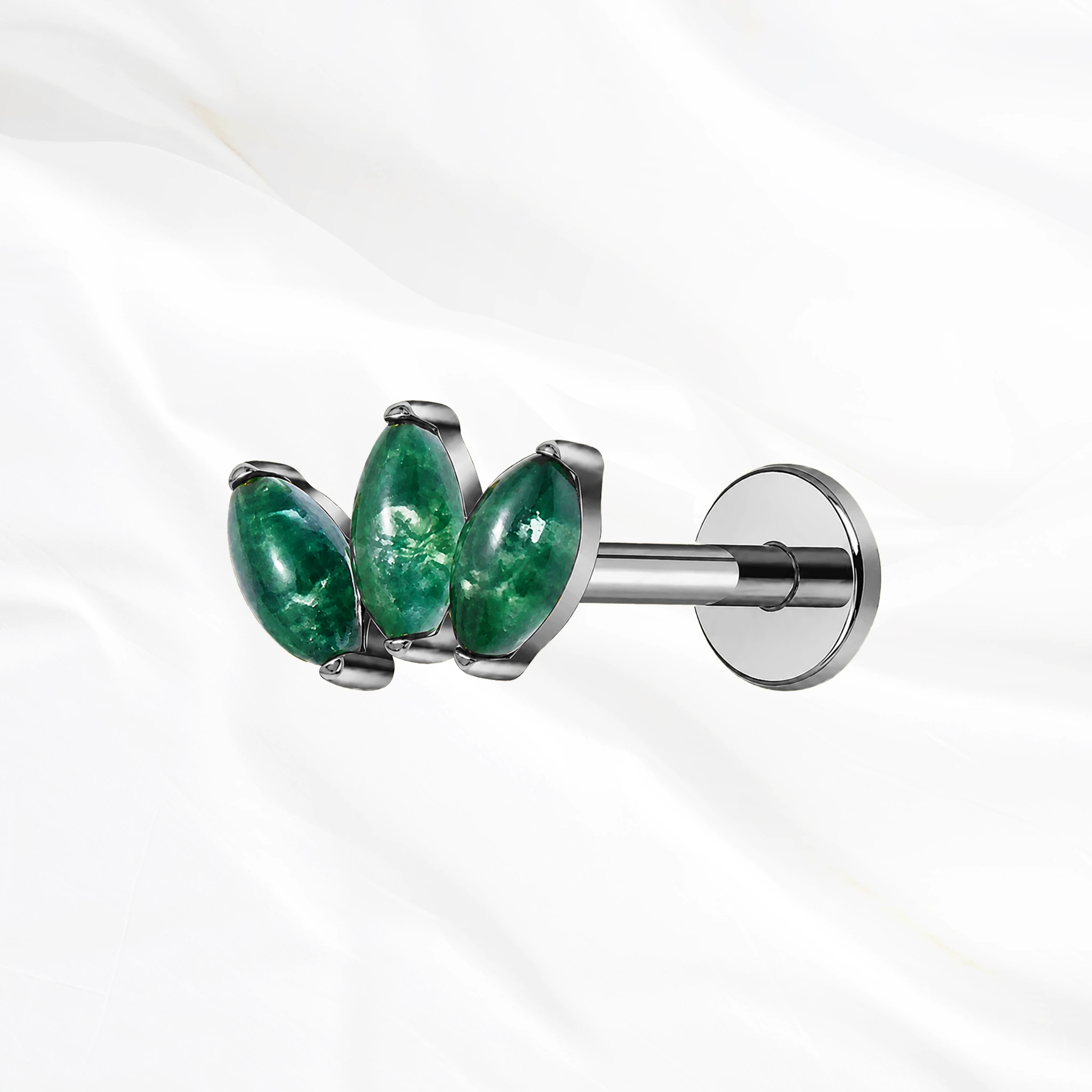 Labret en titane argenté La Petite Marquise Jade, trois pierres marquise vertes serties en éventail resserré