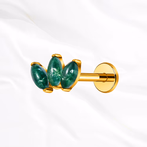 Labret en titane doré La Petite Marquise Jade, trois pierres marquise vertes serties en éventail resserré