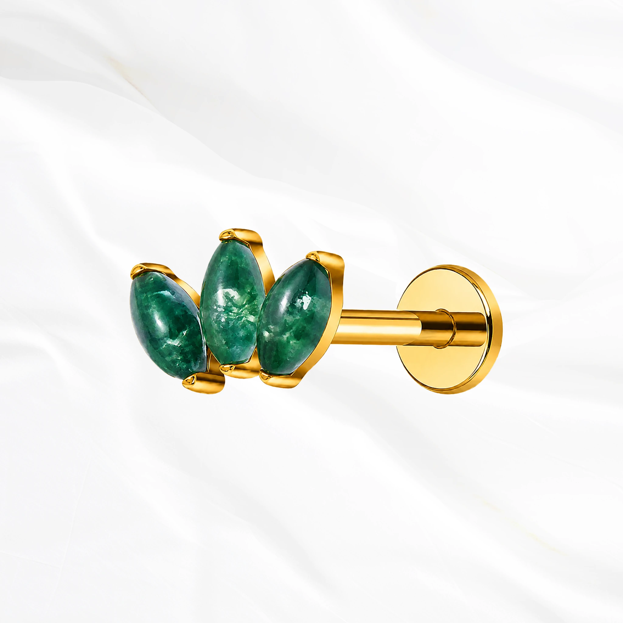 Labret en titane doré La Petite Marquise Jade, trois pierres marquise vertes serties en éventail resserré