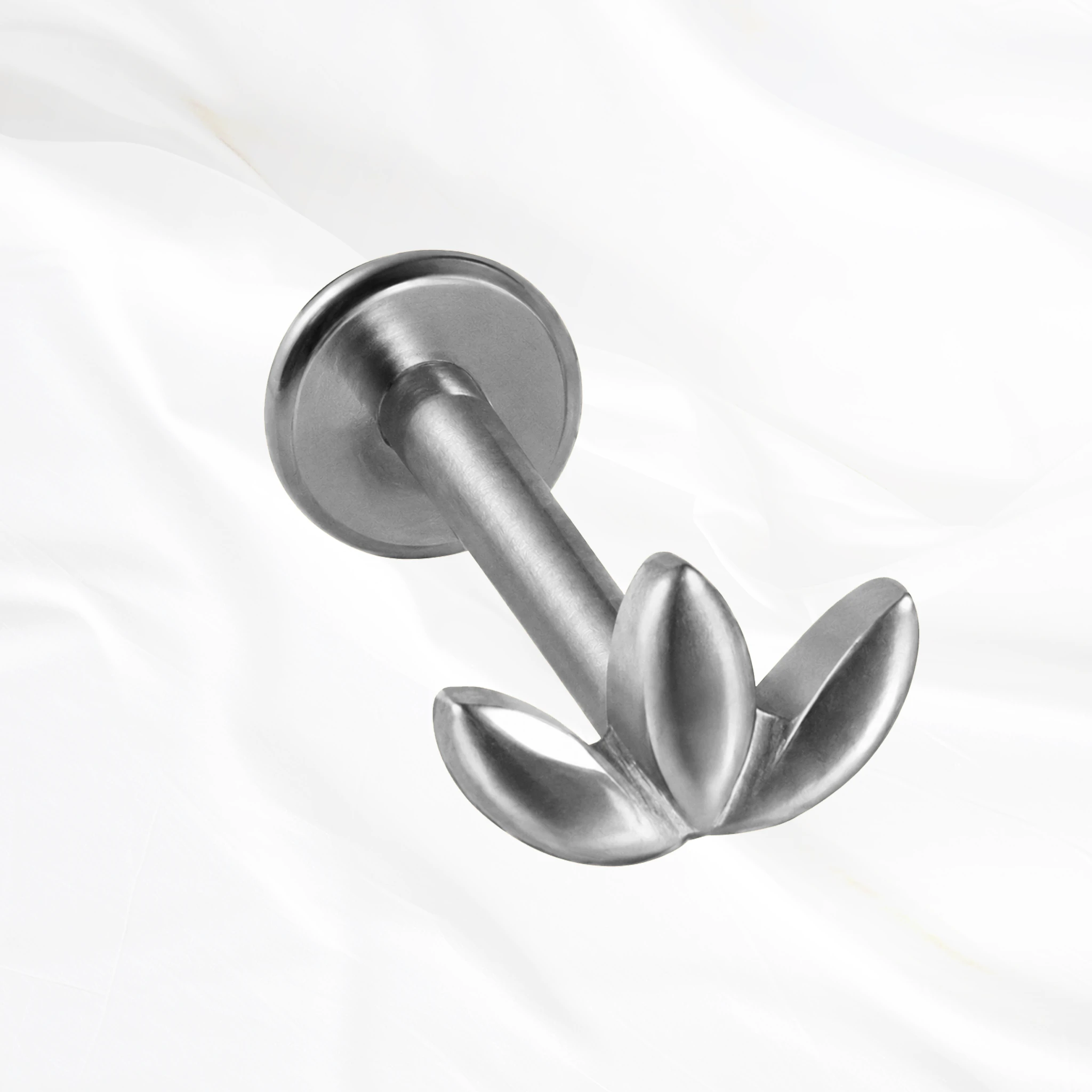 Labret en titane argenté La Petite Marquise V2, trois zircons marquise sertis en éventail très resserré, les pierres se touchant presque