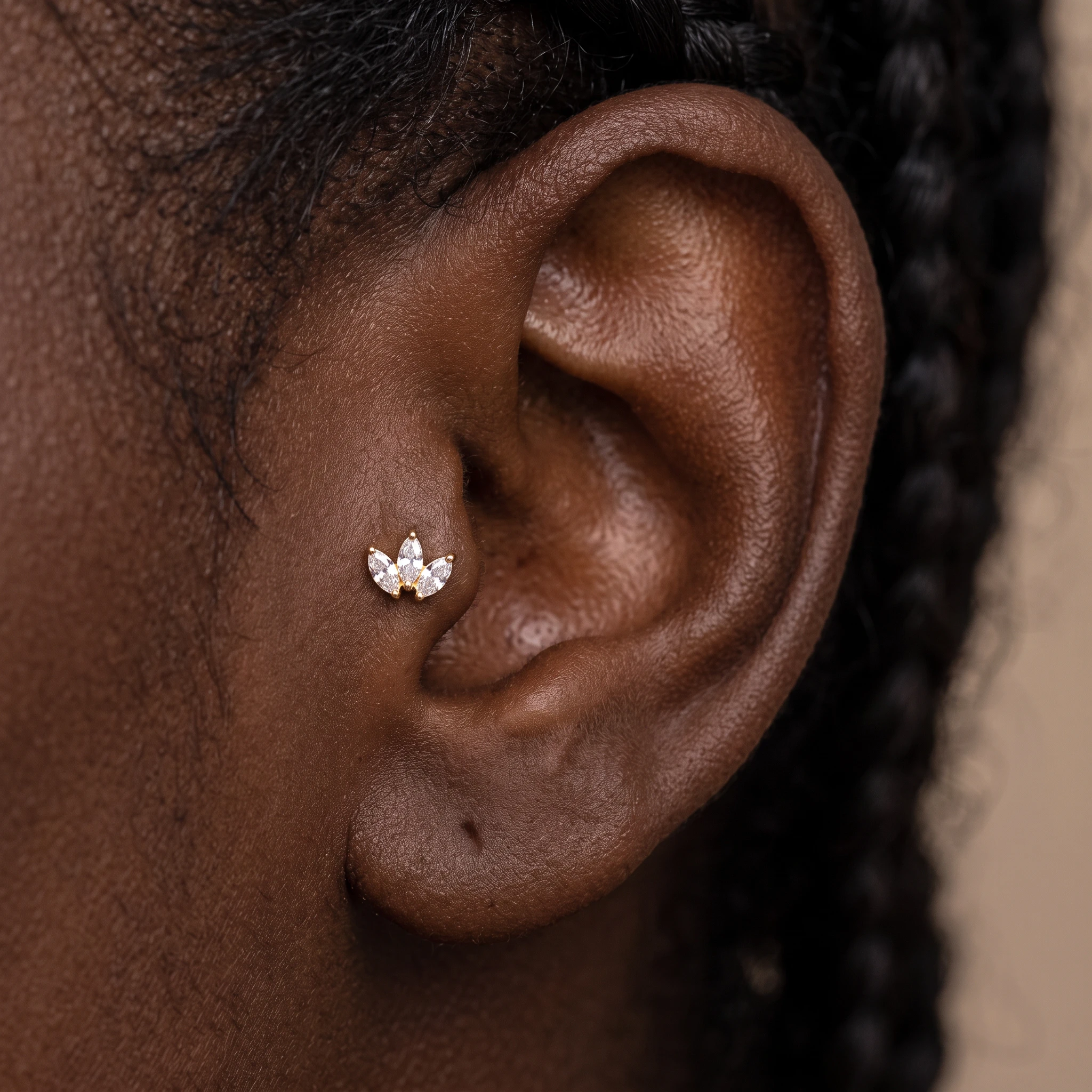 Piercing La Petite Marquise V2 en titane doré porté à l'oreille