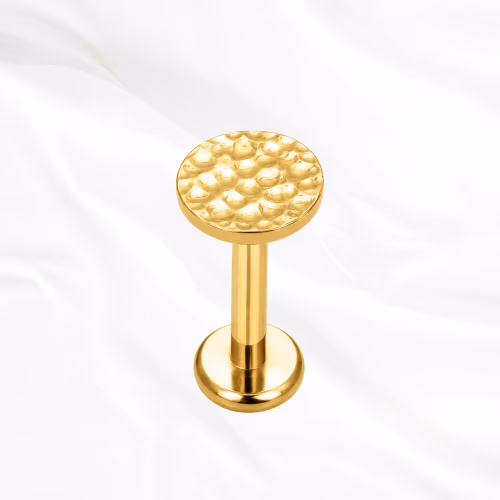 Labret en titane doré La Pleine Lune, disque plein à la surface martelée imitant les cratères d’une pleine lune