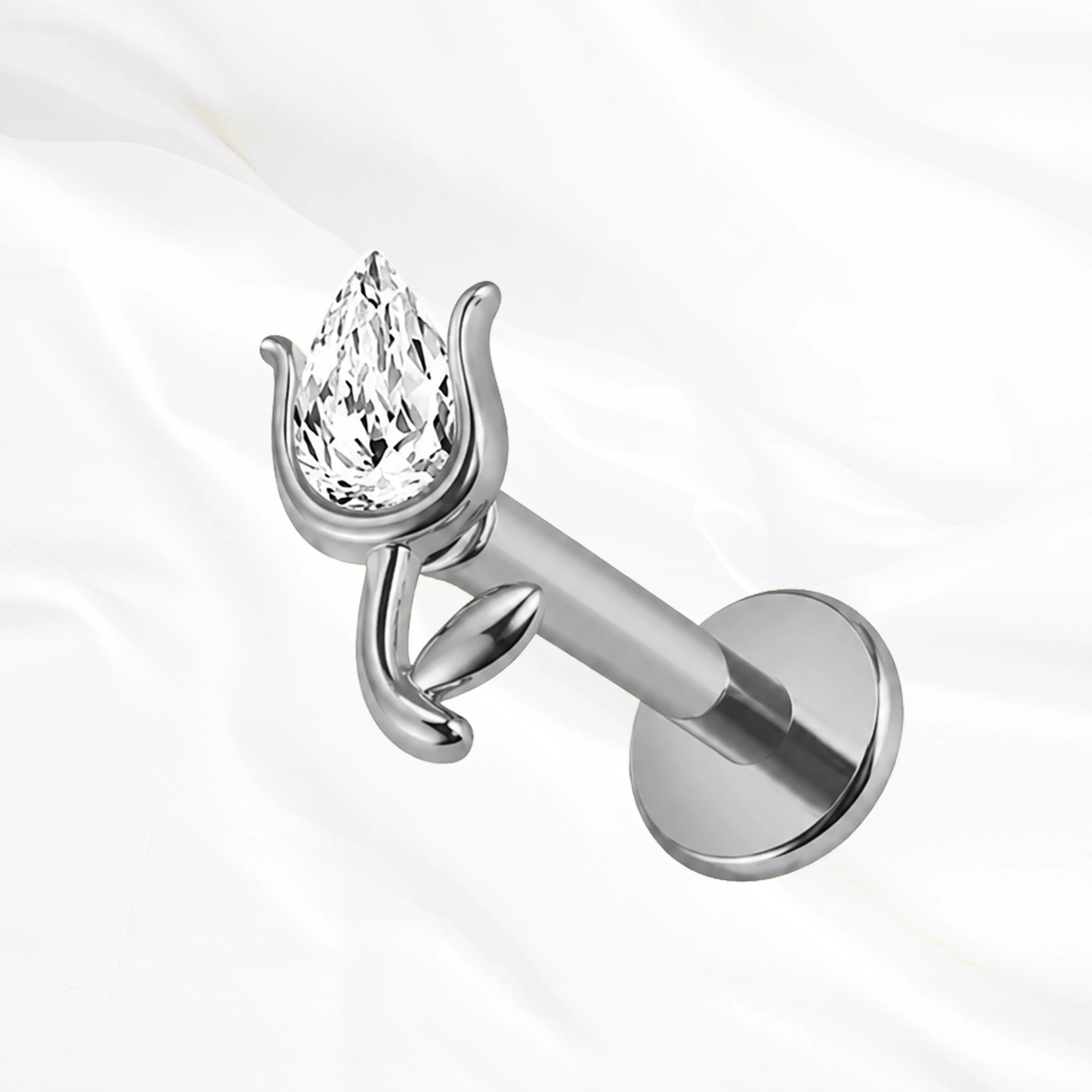 Labret push-in en titane argenté La Rose V2, zircon poire enchâssé entre deux feuilles de titane qui l’enserrent comme un calice