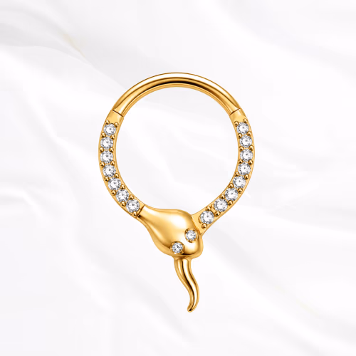 piercing en titane doré en forme de serpent qui se mord la queue avec des zircons