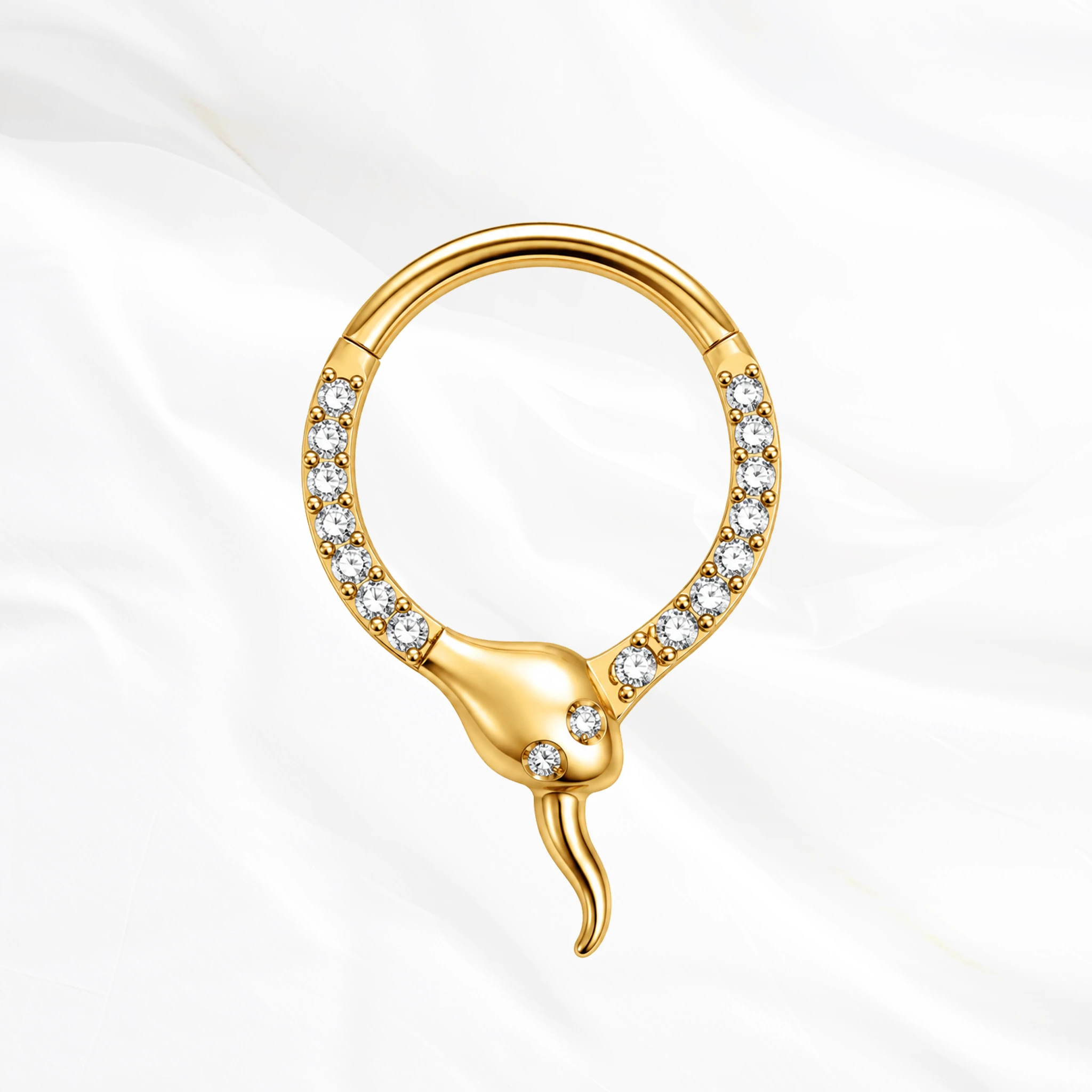 piercing en titane doré en forme de serpent qui se mord la queue avec des zircons