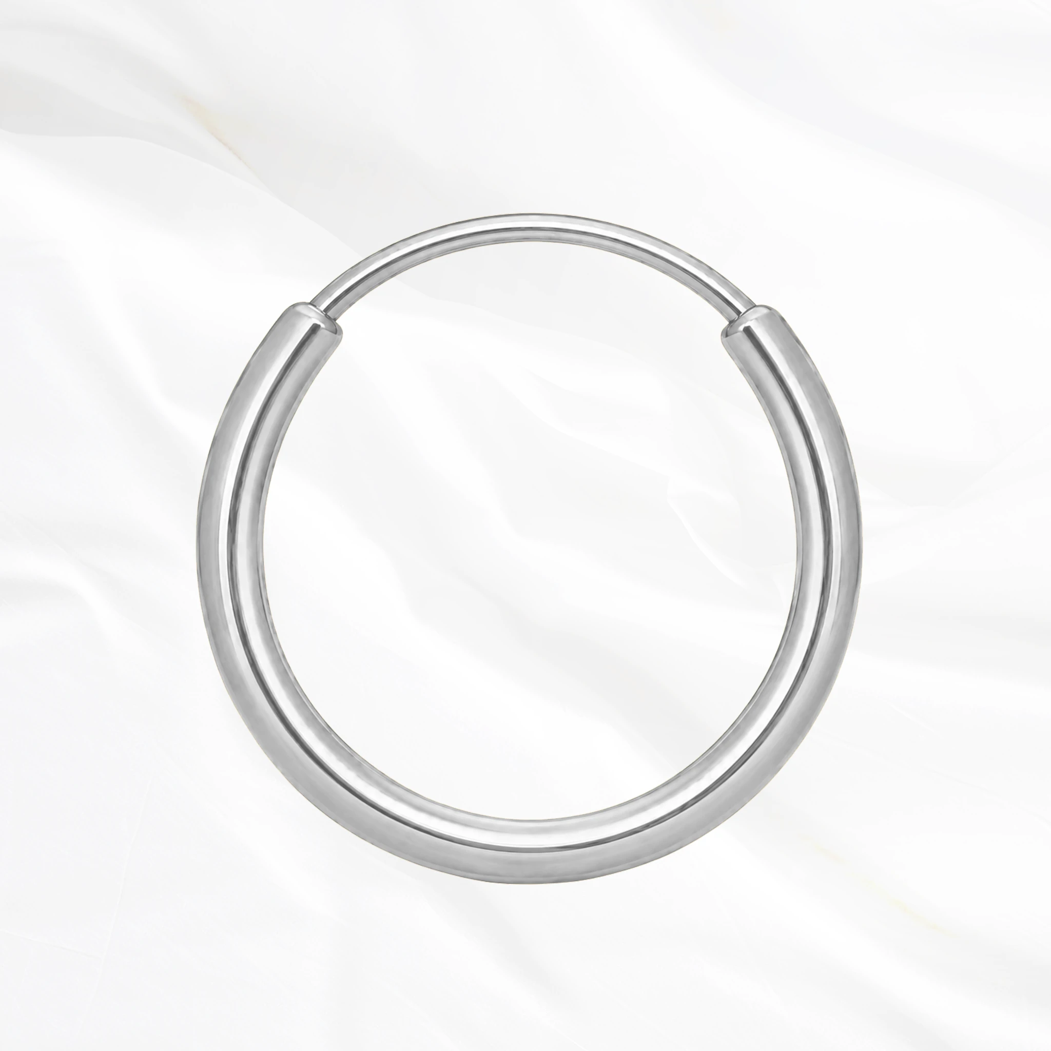 Anneau segment clipsable en titane argenté Le Simple V2, jonc fin, rond et parfaitement poli