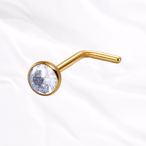 Piercing de nez en titane doré Le Stylisé, tige coudée en L dont le zircon est serti clos et monté à plat