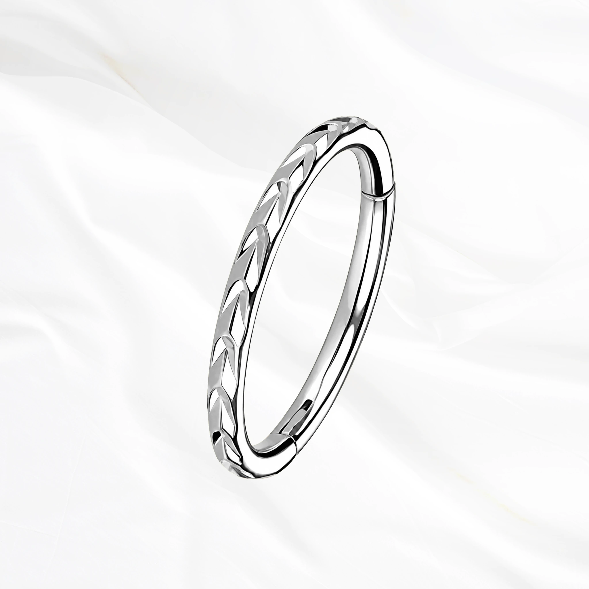 Anneau segment clipsable en titane argenté Le Tressé, surface gravée d’un motif de torsade comme un cordage enroulé sur lui-même