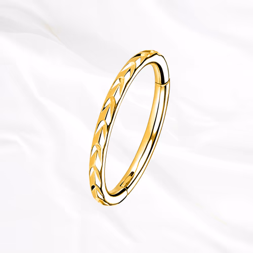 Anneau segment clipsable en titane doré Le Tressé, surface gravée d’un motif de torsade comme un cordage enroulé sur lui-même