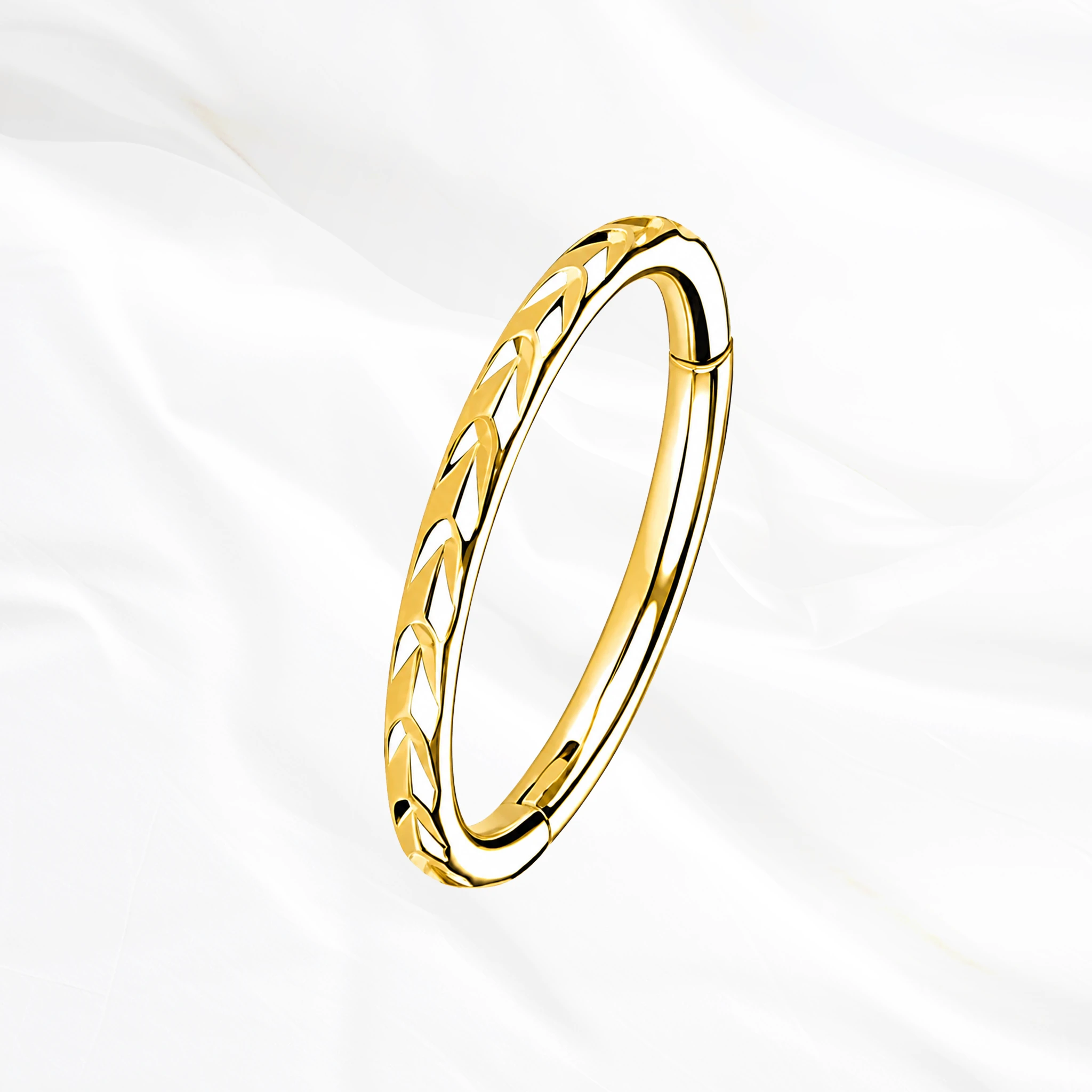 Anneau segment clipsable en titane doré Le Tressé, surface gravée d’un motif de torsade comme un cordage enroulé sur lui-même
