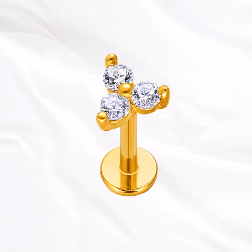 Labret en titane doré La Triforce, trois zircons ronds à griffes disposés en triangle et surélevés au-dessus de la peau