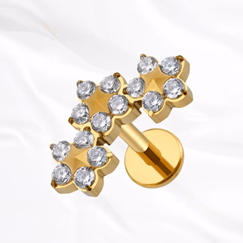 Labret en titane doré Les Trois Étoiles, trois fleurs à quatre pétales serties et assemblées en triangle