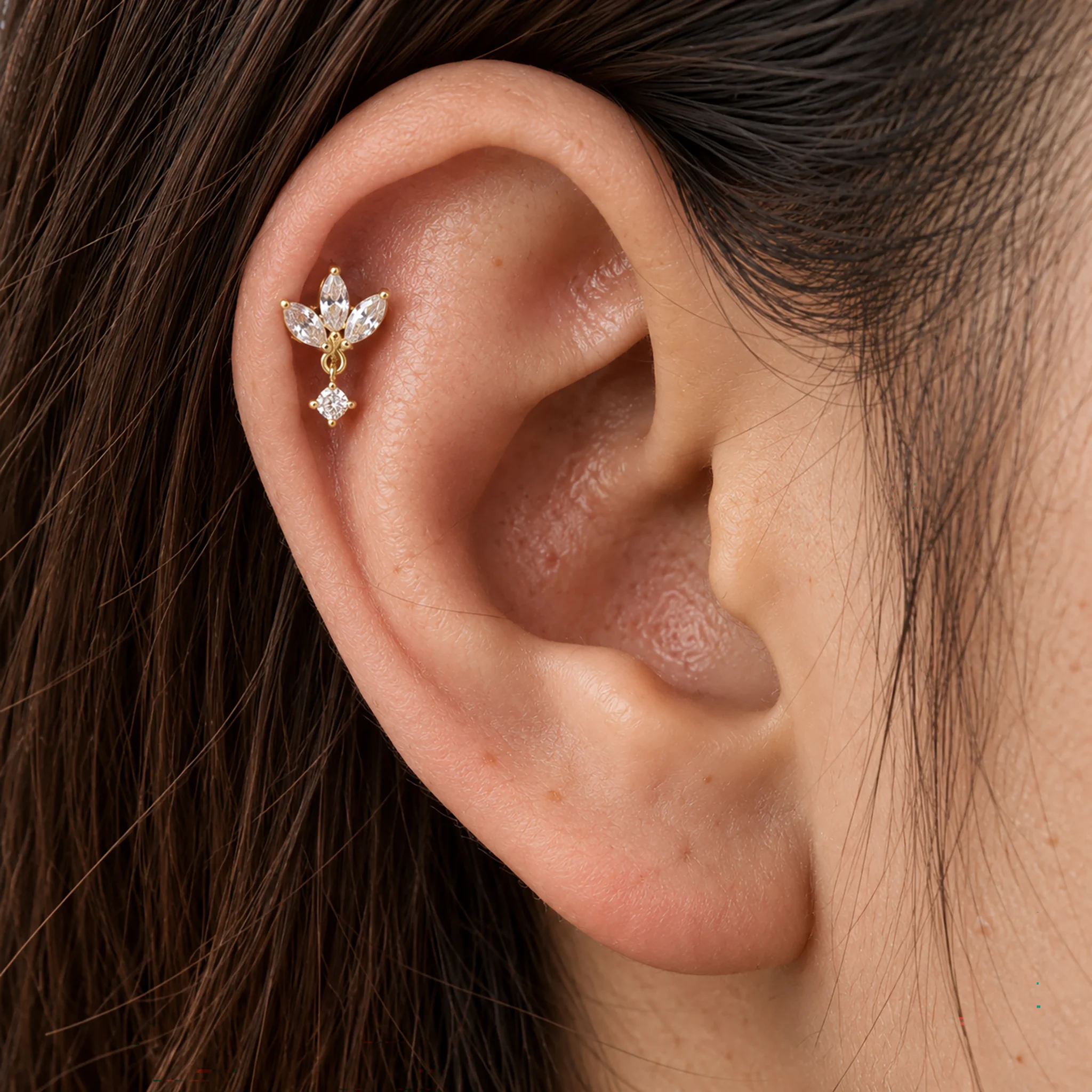 Piercing d'hélix en titane doré La Marquise Pendentif porté en haut de l'oreille, trois zircons marquise et zircon pendant