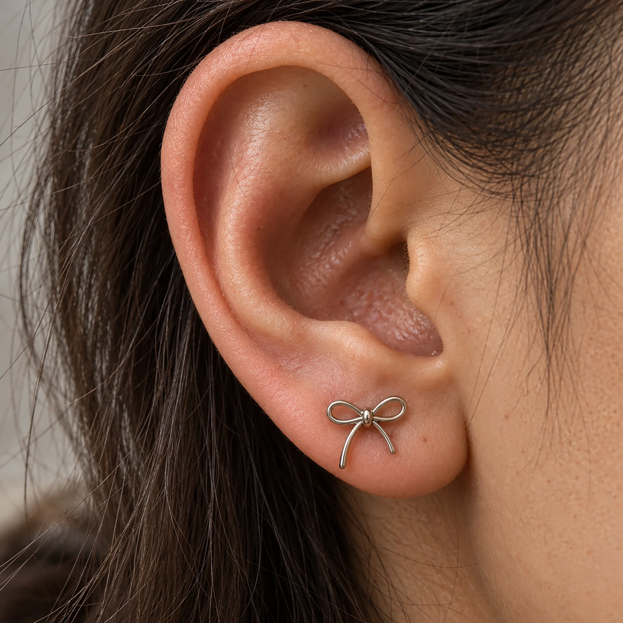 Piercing de lobe en titane argenté Le noeud lacet porté, petit nœud poli