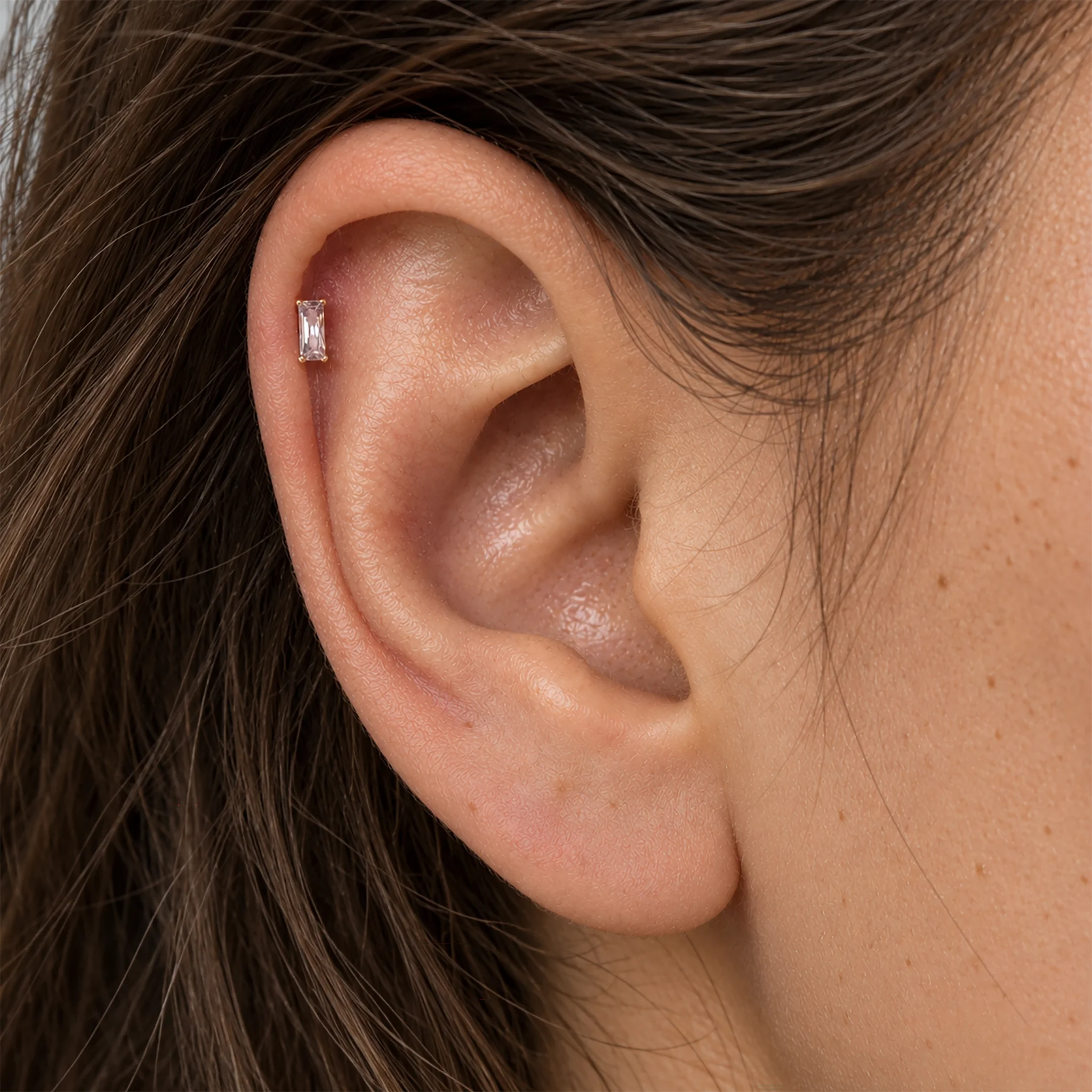 Piercing d'hélix en titane doré Le Rectangle Brillant porté en haut de l'oreille, zircon taille baguette serti sur quatre griffes