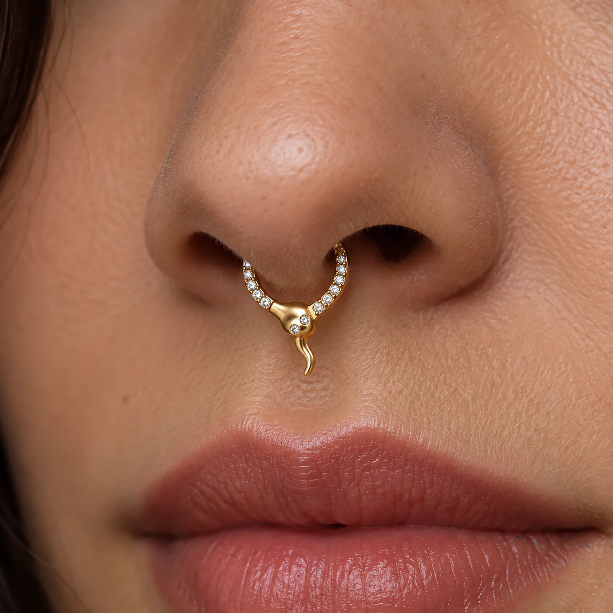 Anneau de septum en titane doré Le Serpent Mordant porté, anneau pavé de zircons et tête de serpent
