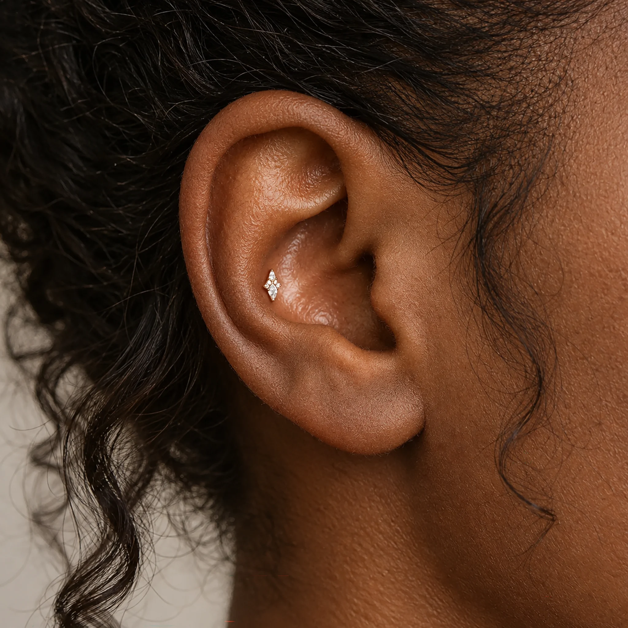 Piercing de conch en titane doré Le Vaisseau porté au creux de l'oreille, losange de zircons marquise et ronds